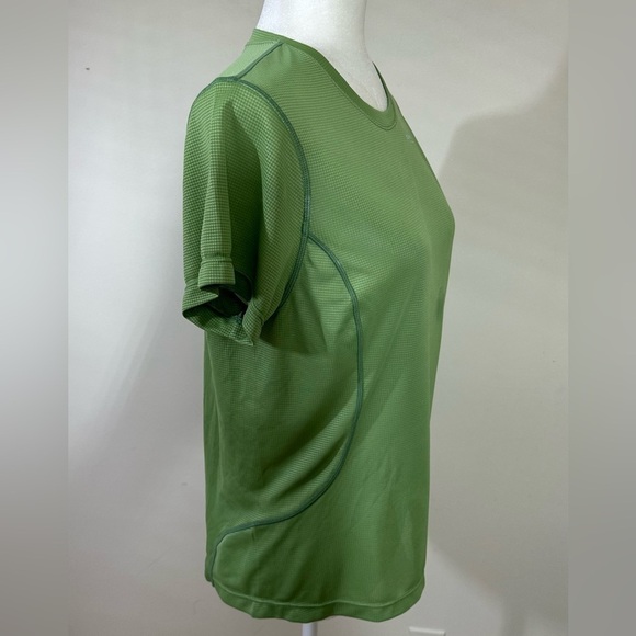Saucony sz med athletic style t-shirt in a celery green color.A textured fabric - Picture 3 of 13